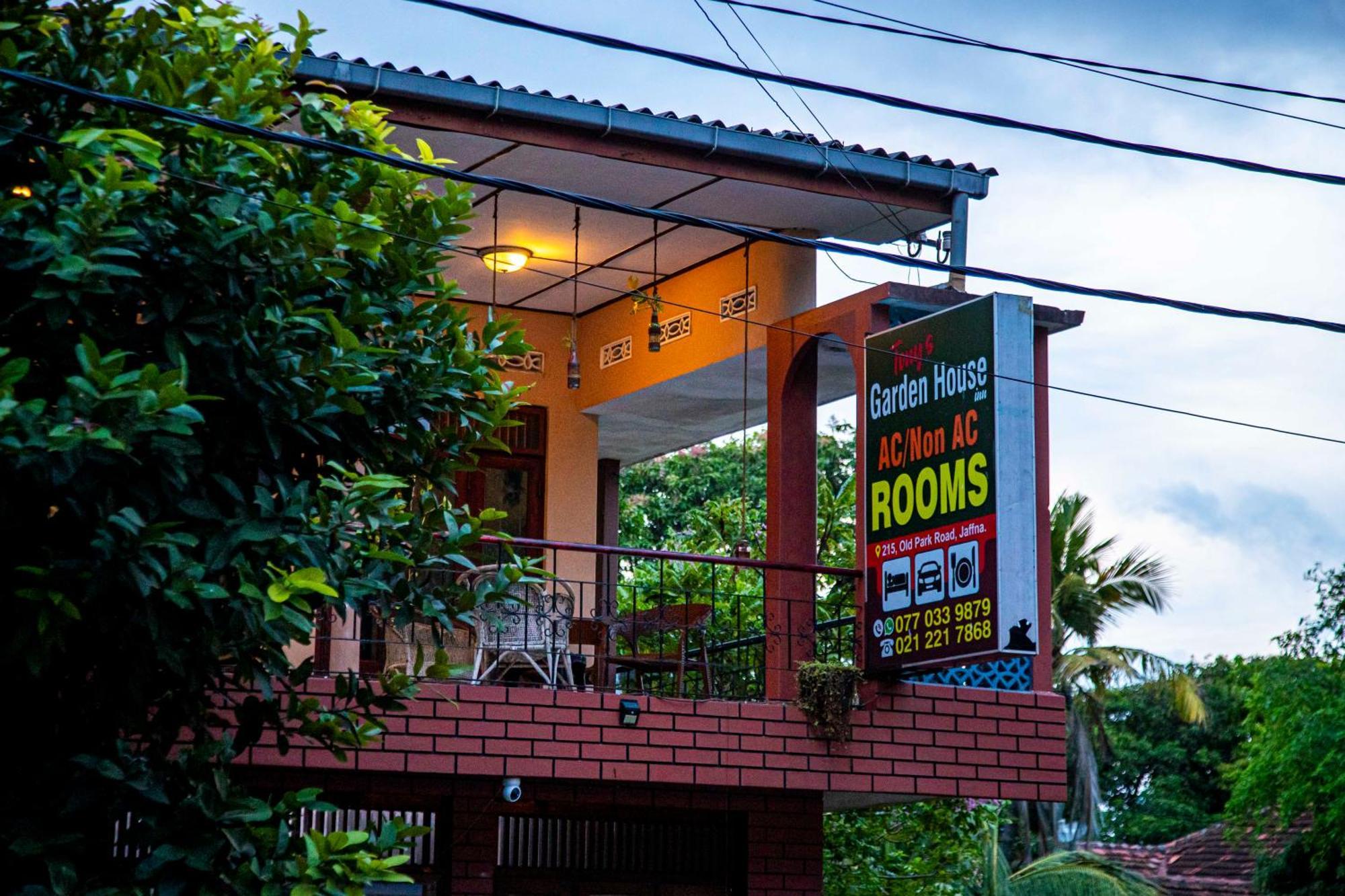 Tony'S Garden House Back Packers Inn 자프나 외부 사진
