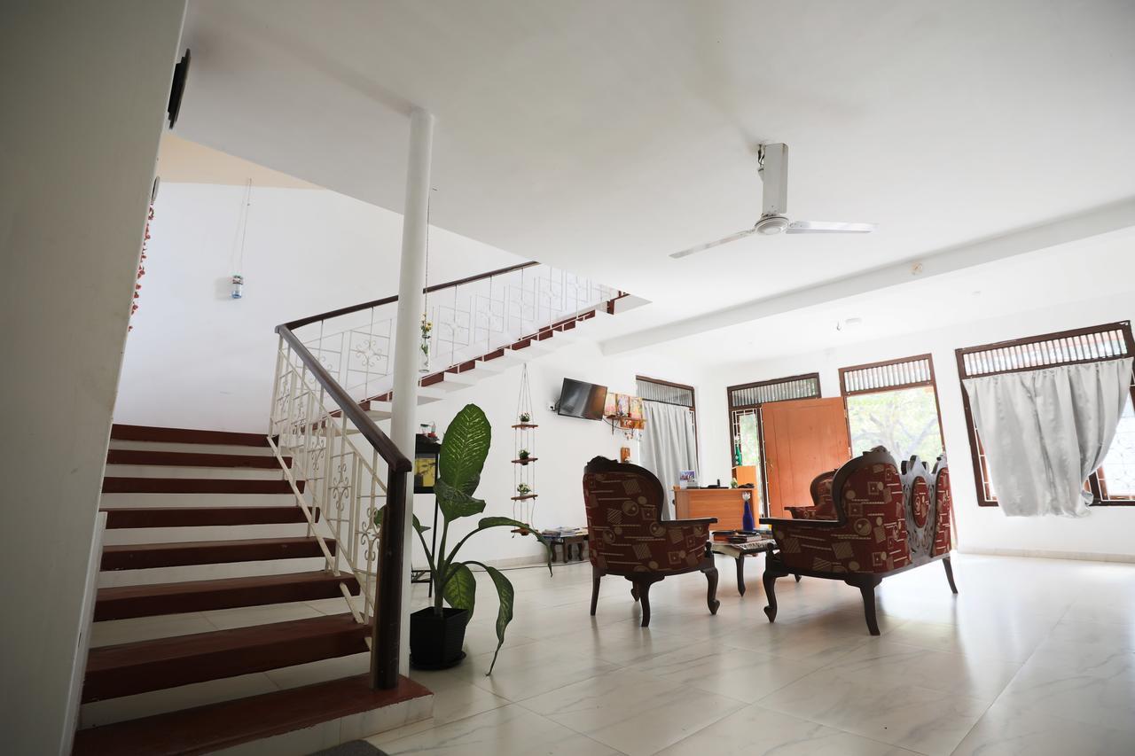 Tony'S Garden House Back Packers Inn 자프나 외부 사진